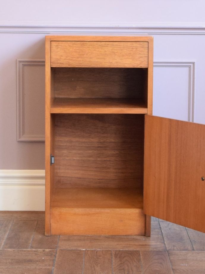 ヴィンテージキャビネットの扉の中