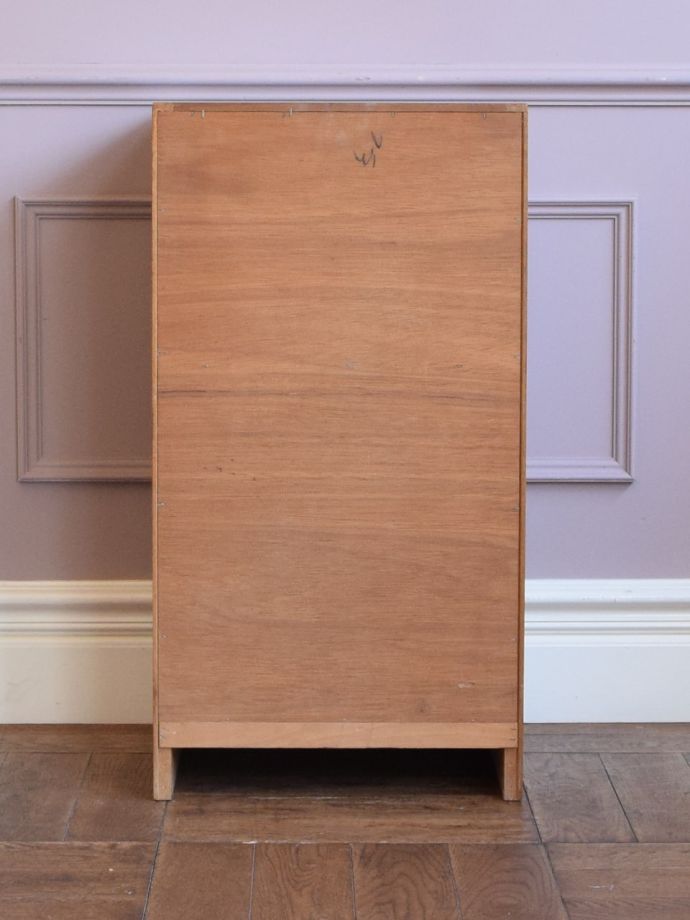 キャビネットの後ろ姿