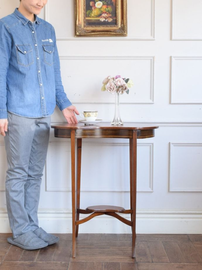 アンティークのサイドテーブル