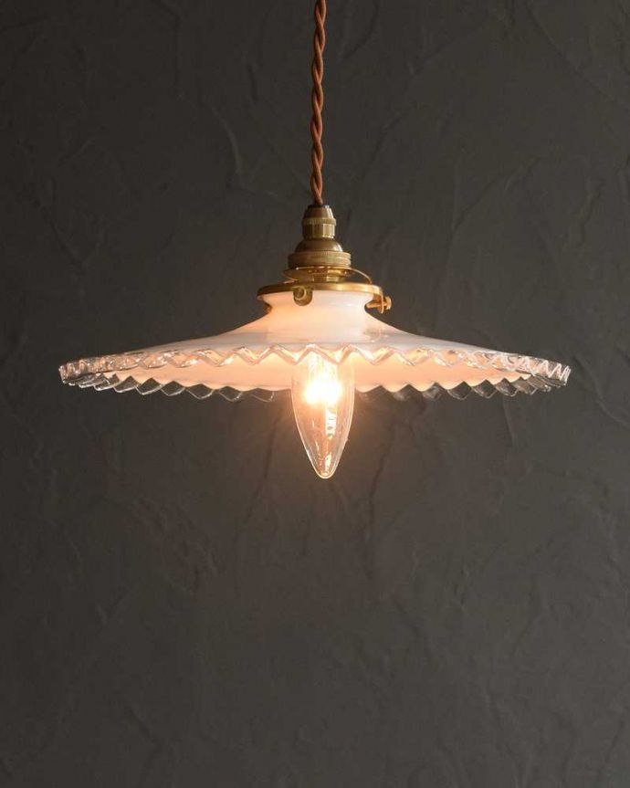 ペンダントライト　照明・ライティング　フランスのミルク×クリアガラスのアンティークランプシェード(コード・シャンデリア電球・ギャラリーA付き)。。(m-960-z)