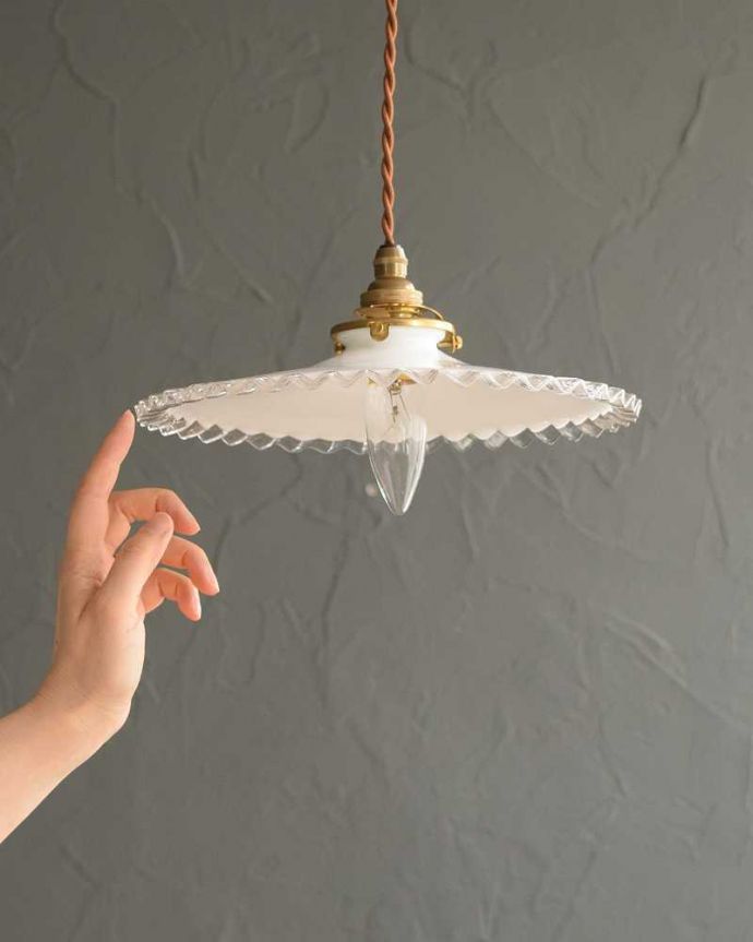 ペンダントライト　照明・ライティング　フランスのミルク×クリアガラスのアンティークランプシェード(コード・シャンデリア電球・ギャラリーA付き)。。(m-960-z)