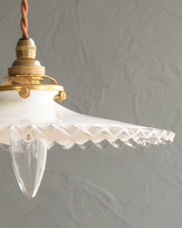 ペンダントライト　照明・ライティング　フランスのミルク×クリアガラスのアンティークランプシェード(コード・シャンデリア電球・ギャラリーA付き)。。(m-960-z)