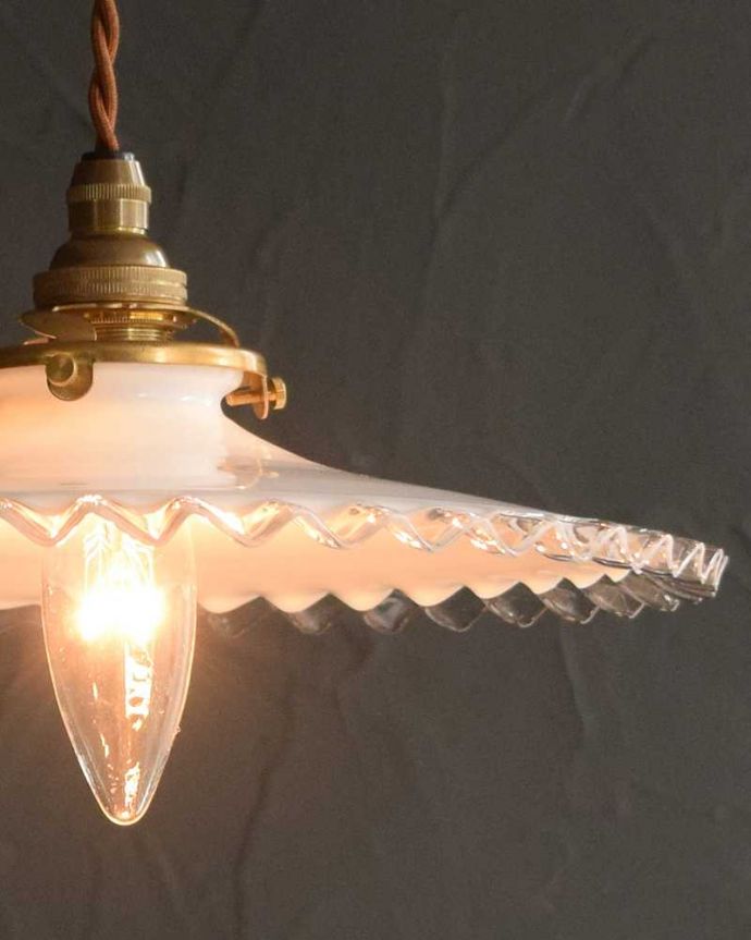 ペンダントライト　照明・ライティング　フランスのミルク×クリアガラスのアンティークランプシェード(コード・シャンデリア電球・ギャラリーA付き)。。(m-960-z)