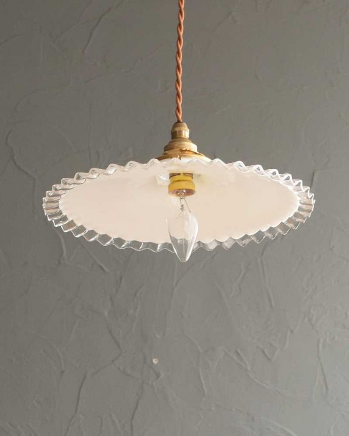 ペンダントライト　照明・ライティング　フランスのミルク×クリアガラスのアンティークランプシェード(コード・シャンデリア電球・ギャラリーA付き)。。(m-960-z)