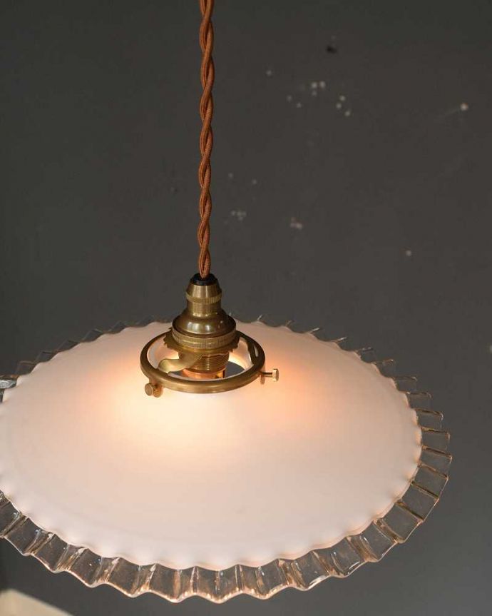 ペンダントライト　照明・ライティング　フランスのミルク×クリアガラスのアンティークランプシェード(コード・シャンデリア電球・ギャラリーA付き)。。(m-960-z)