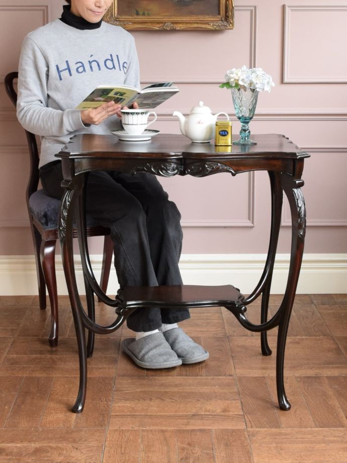 アンティークのオケージョナルテーブル