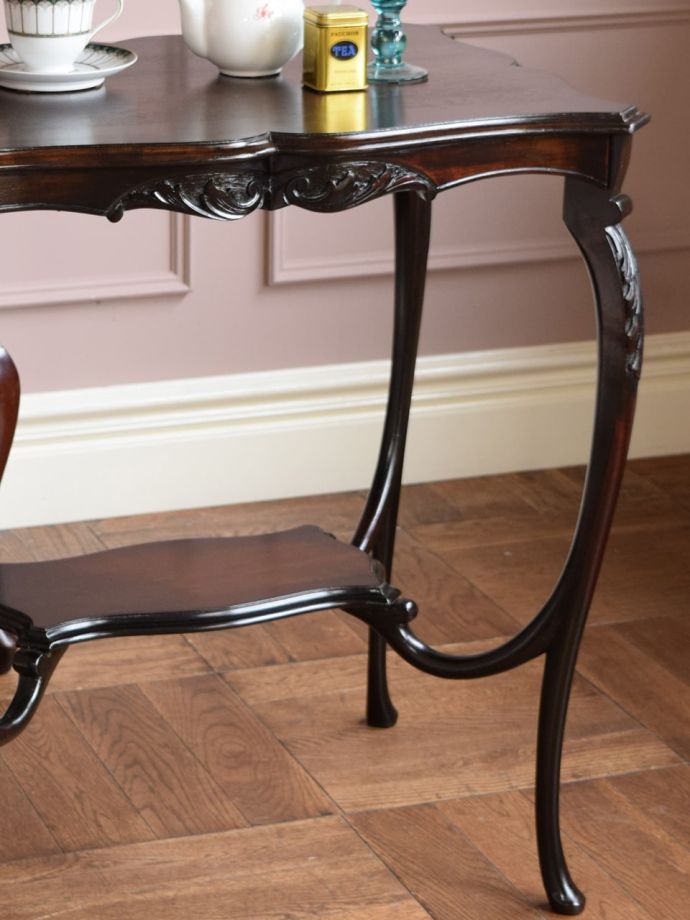 英国のアンティーク家具らしいデザイン