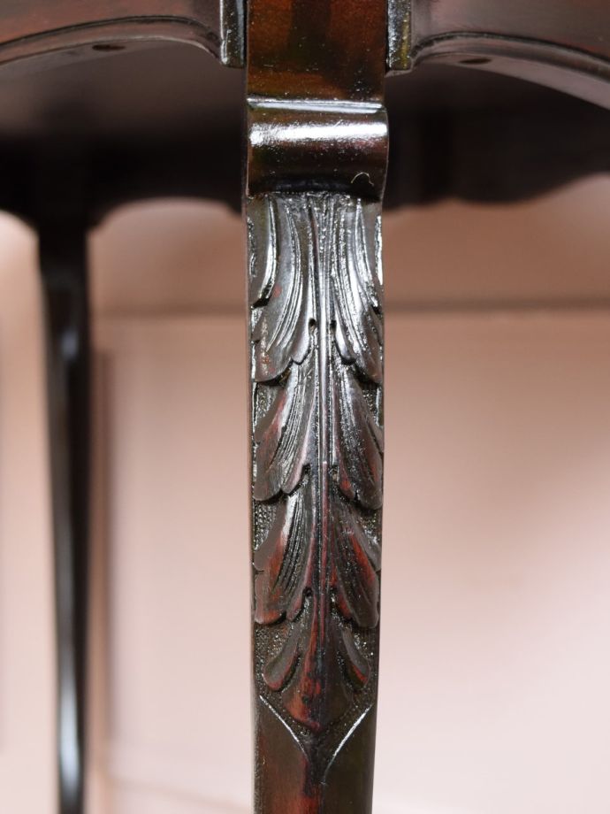 英国アンティーク家具らしい装飾