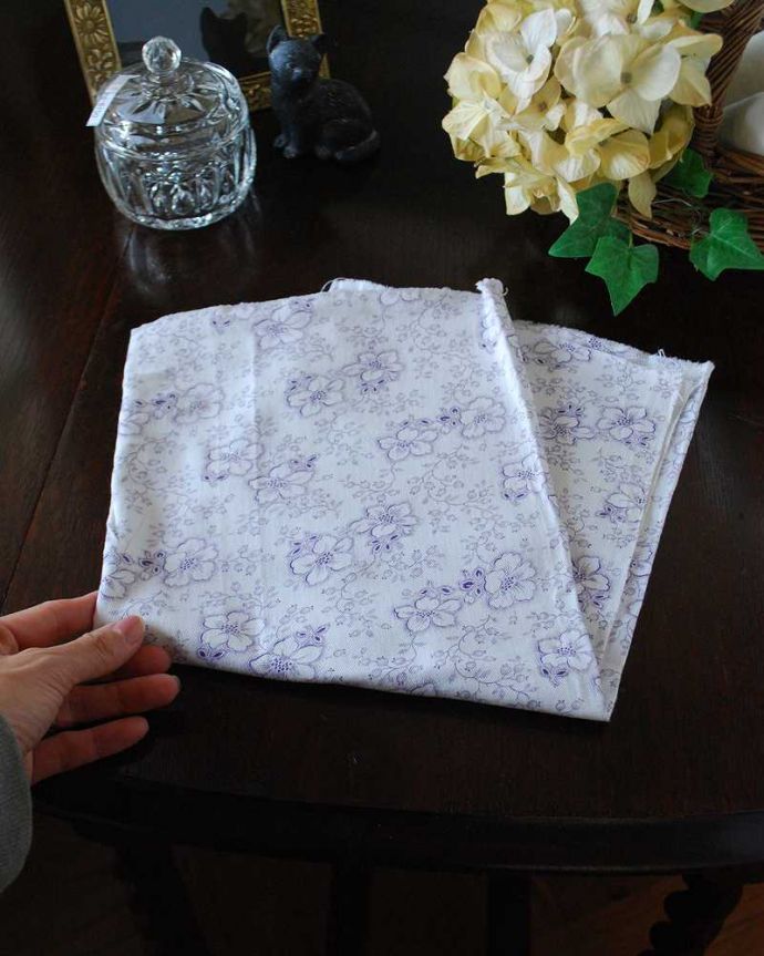 アンティーク 布製の雑貨 アンティーク雑貨 ラベンダー色でお花が描かれたフランスで見つけたアンティークのクロス。一点ものですアンティークは新品ではないので、多少、ホツレや汚れがある場合はあります。(m-964-z)