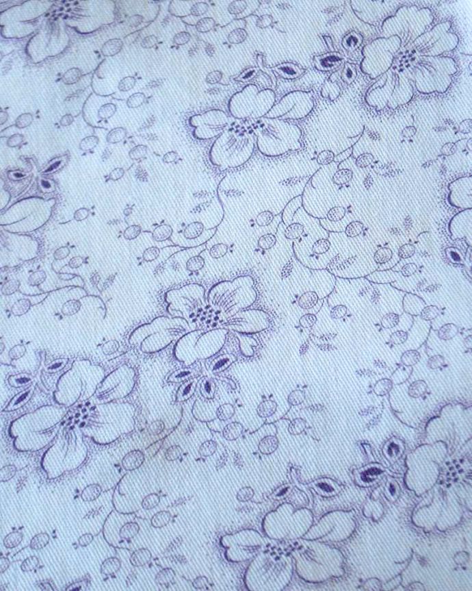 アンティーク 布製の雑貨 アンティーク雑貨 ラベンダー色でお花が描かれたフランスで見つけたアンティークのクロス。ラベンダー色のアンティーククロスフランスらしい高貴な色一色で描かれたお花の模様が美しいアンティークのクロスです。(m-964-z)