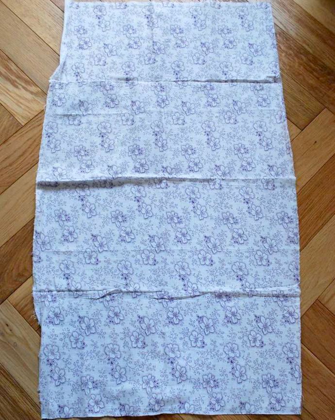 アンティーク 布製の雑貨 アンティーク雑貨 ラベンダー色でお花が描かれたフランスで見つけたアンティークのクロス。上から見ると・・・ロールをカットした状態なので、自分流の使い方を楽しんでください。(m-964-z)