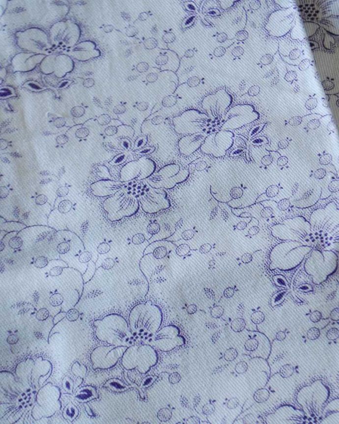 アンティーク 布製の雑貨　アンティーク雑貨　ラベンダー色でお花が描かれたフランスアンティークのクロス。ラベンダー色のアンティーククロスフランスらしい高貴な色一色で描かれたお花の模様が美しいアンティークのクロスです。(m-965-z)