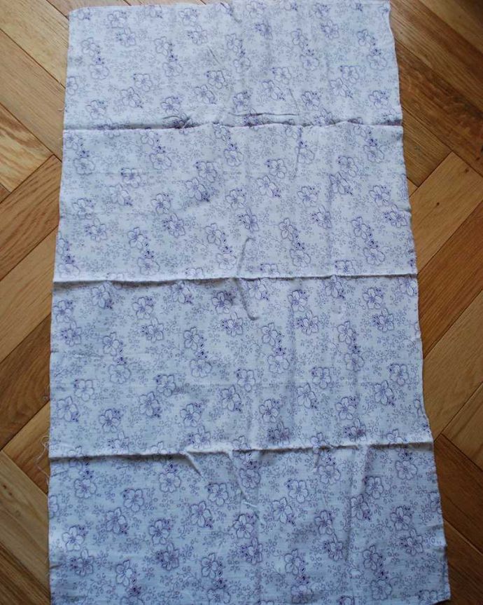 アンティーク 布製の雑貨　アンティーク雑貨　ラベンダー色でお花が描かれたフランスアンティークのクロス。上から見ると･･･ロールをカットした状態なので、自分流の使い方を楽しんでください。(m-965-z)