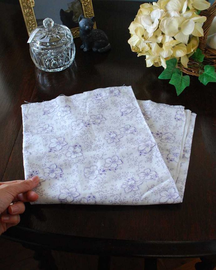 アンティーク 布製の雑貨　アンティーク雑貨　ラベンダー色でお花が描かれたフランスアンティークのクロス。一点ものですアンティークは新品ではないので、多少、ホツレや汚れがある場合はあります。(m-965-z)