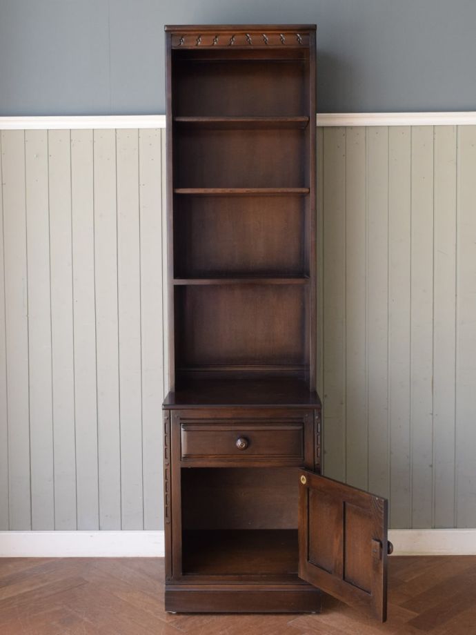 アーコールのキャビネットの扉の中