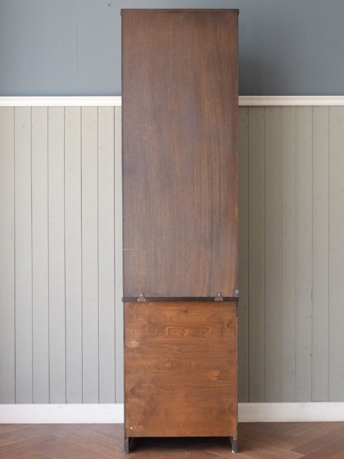 ビンテージキャビネットの後ろ姿