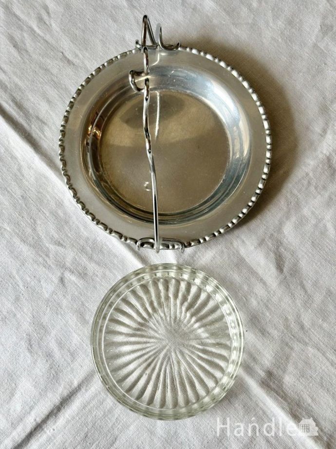 アンティーク 雑貨のガラス小物　アンティーク雑貨　ボウル 塩入れ?　上から見るとこんな形アンティークなので多少のキズやカケがある場合はありますが、使用上問題はありませんのでご了承下さい。(pg-6442)