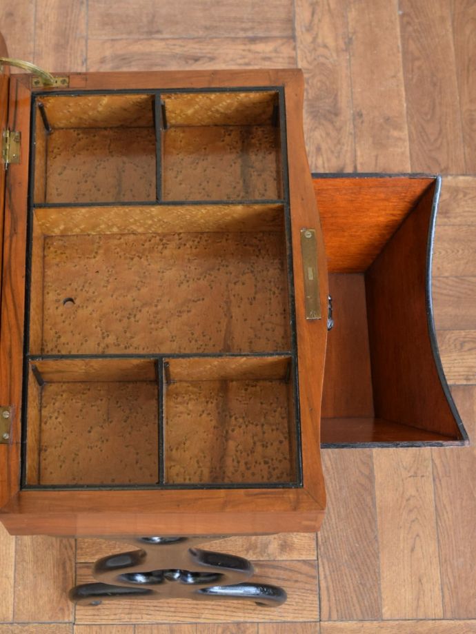 天板の下は小物入れになっています