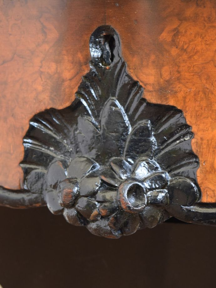 アンティーク家具の装飾