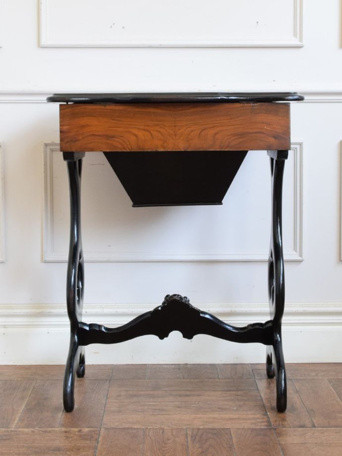 アンティーク家具の後ろ姿