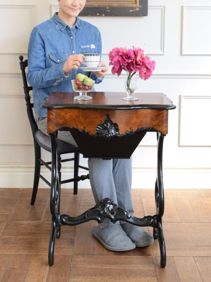 アンティークのサイドテーブル