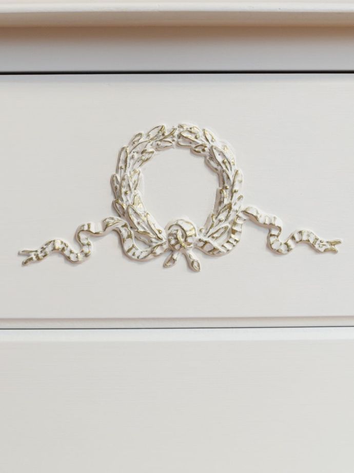 フランスアンティーク家具らしい装飾