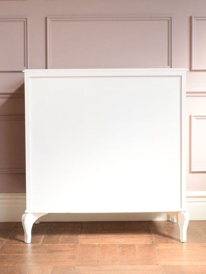 チェストの後ろ姿