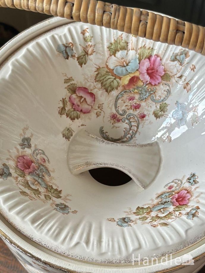 美しいお花模様が手描きされたアンティークの陶磁器、クラウンデボン社