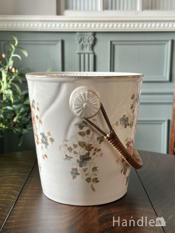 陶器のバケツの横面