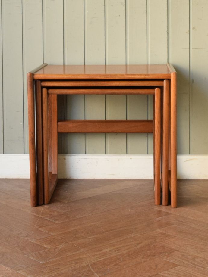 コーヒーテーブルの側面