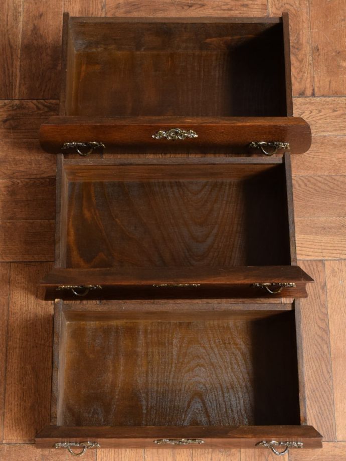 フランスのチェストの引き出しの中