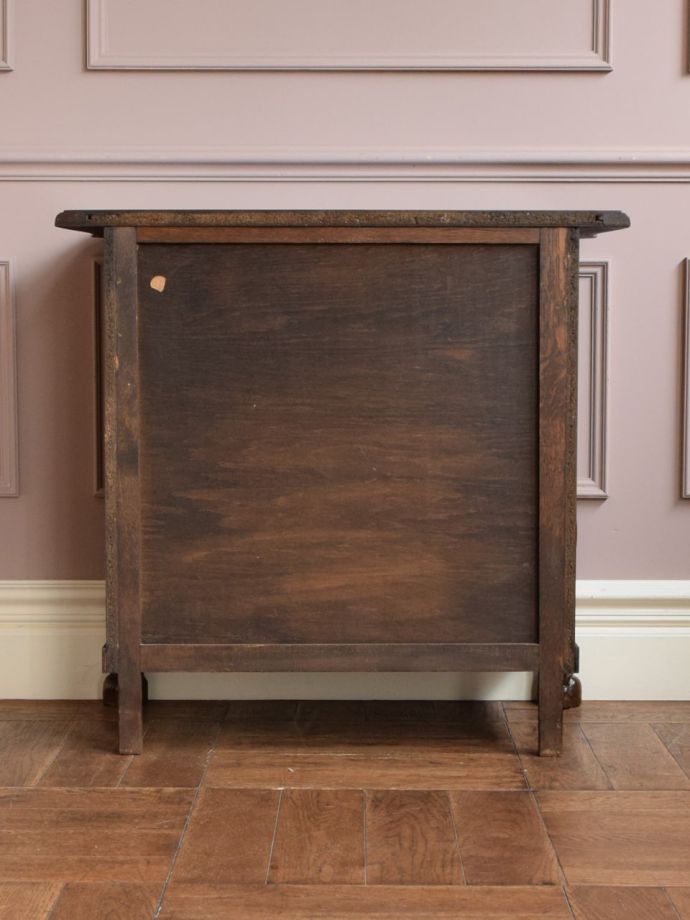 チェストの後ろ姿