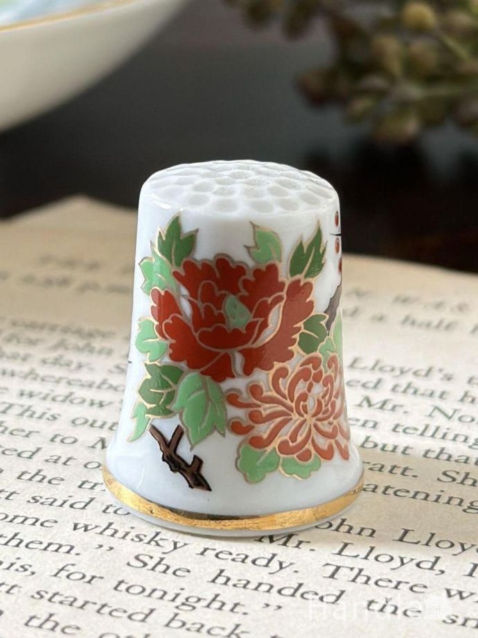 ウグイスと牡丹、梅の花が華やかに描かれた、イギリスで見つけた