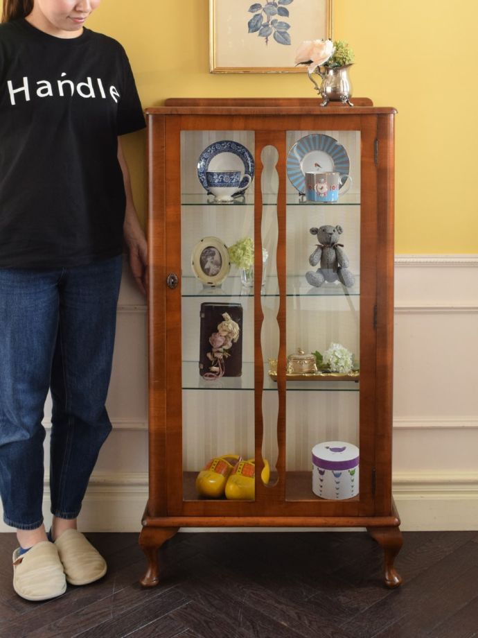 英国アンティークのガラスキャビネット