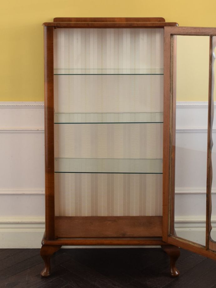 ガラスキャビネットの扉の中