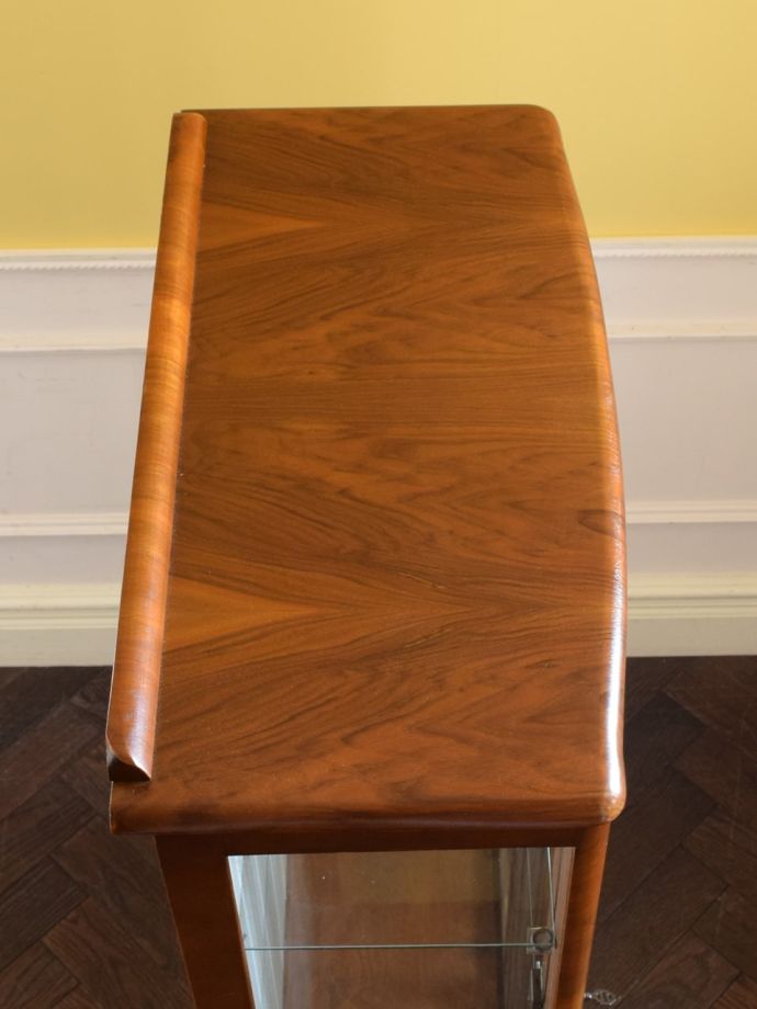 アンティークキャビネットの天板