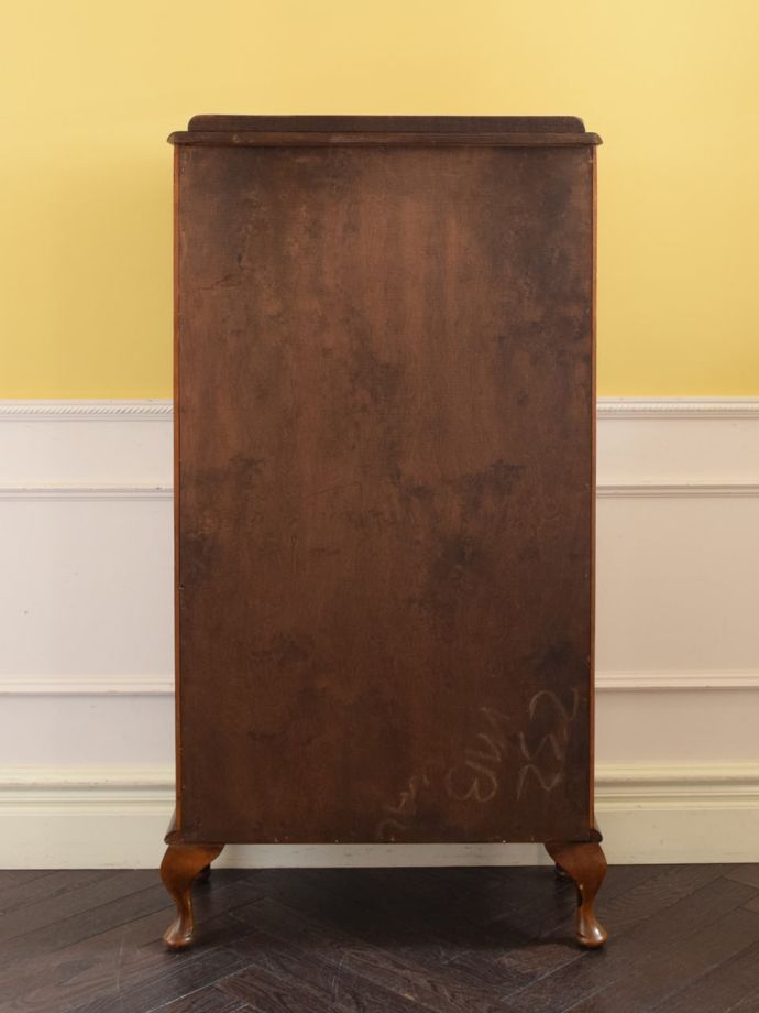 キャビネットの後ろ姿