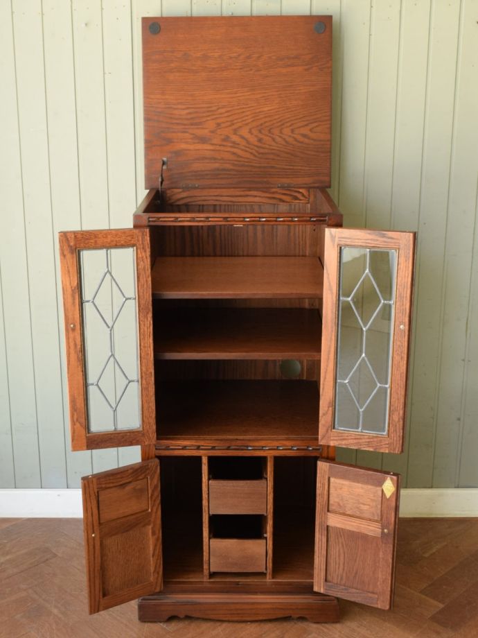 ガラスキャビネットの扉の中