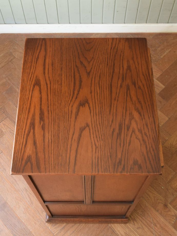 アンティークキャビネットの天板