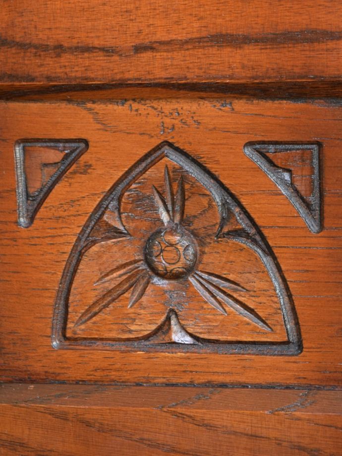 英国アンティーク家具らしい彫