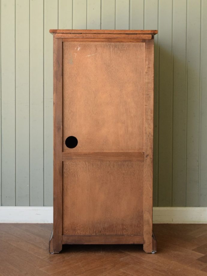 キャビネットの後ろ姿