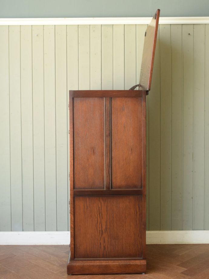 天板が開くキャビネット