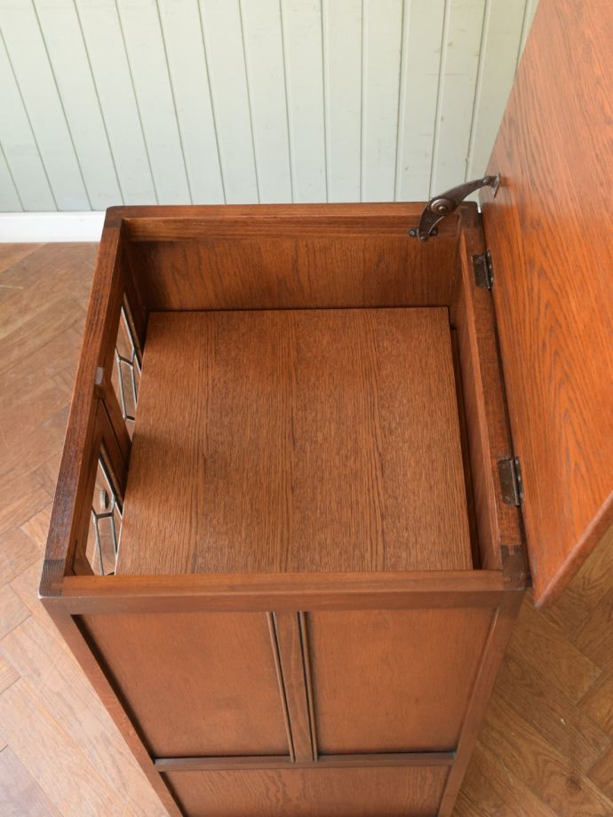 アンティークキャビネットの収納