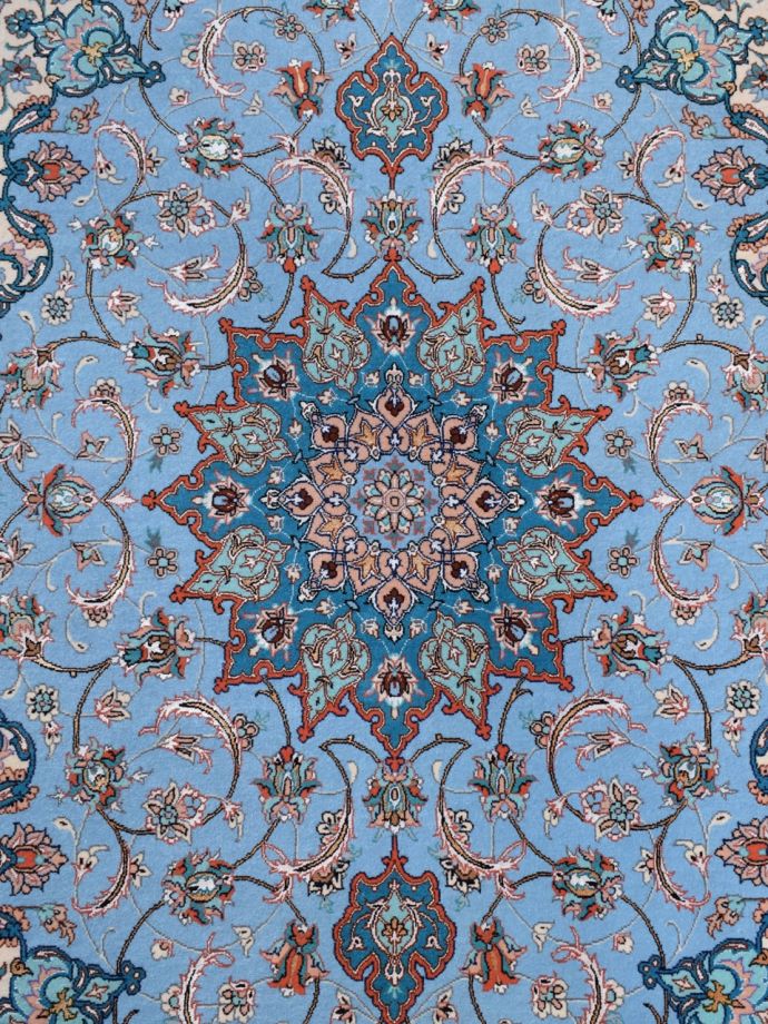 華やかなメダリオン柄