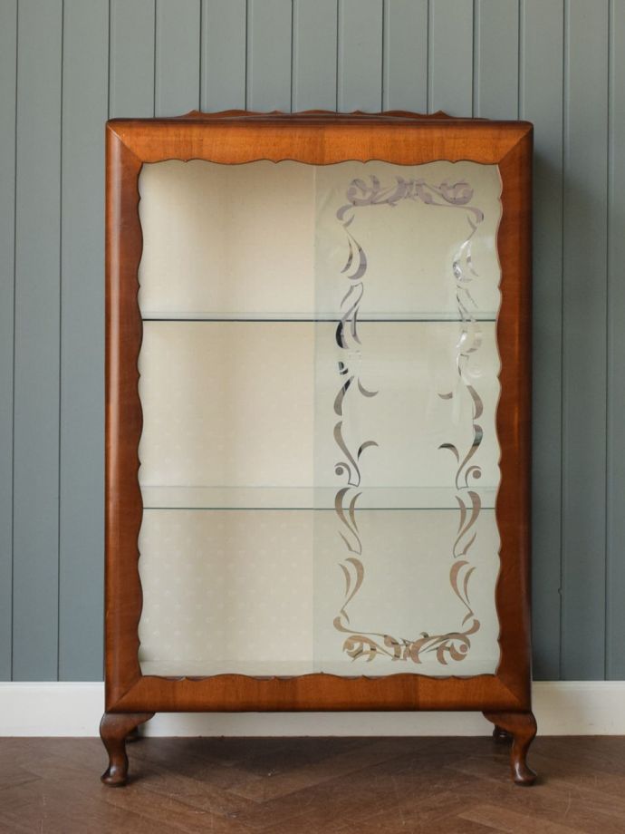 ガラスキャビネットの扉の中