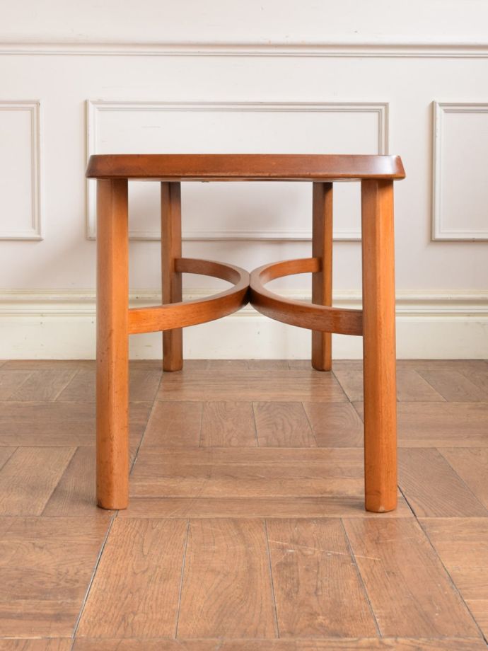 コーヒーテーブルの側面