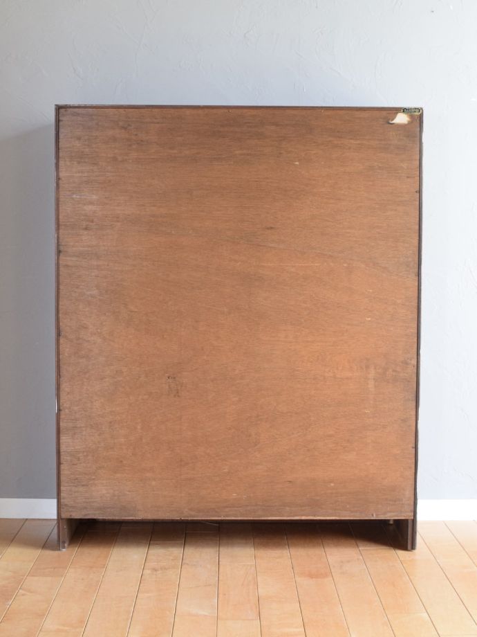 キャビネットの後ろ姿