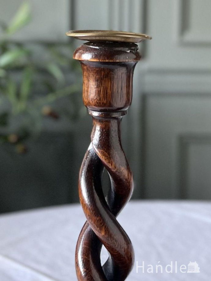 木製のアンティークキャンドルスタンド
