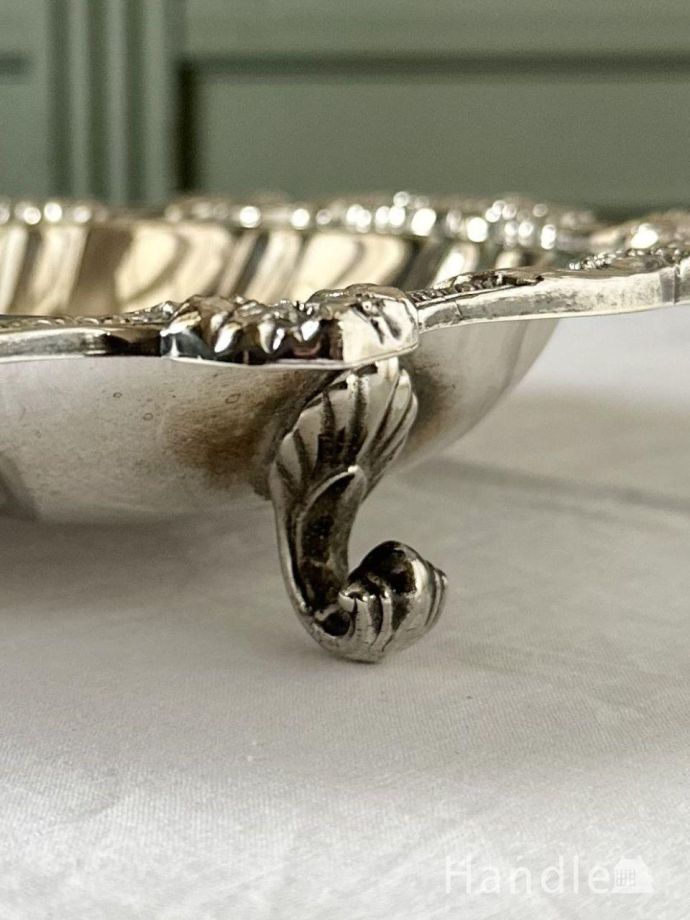 脚付きのトレイ