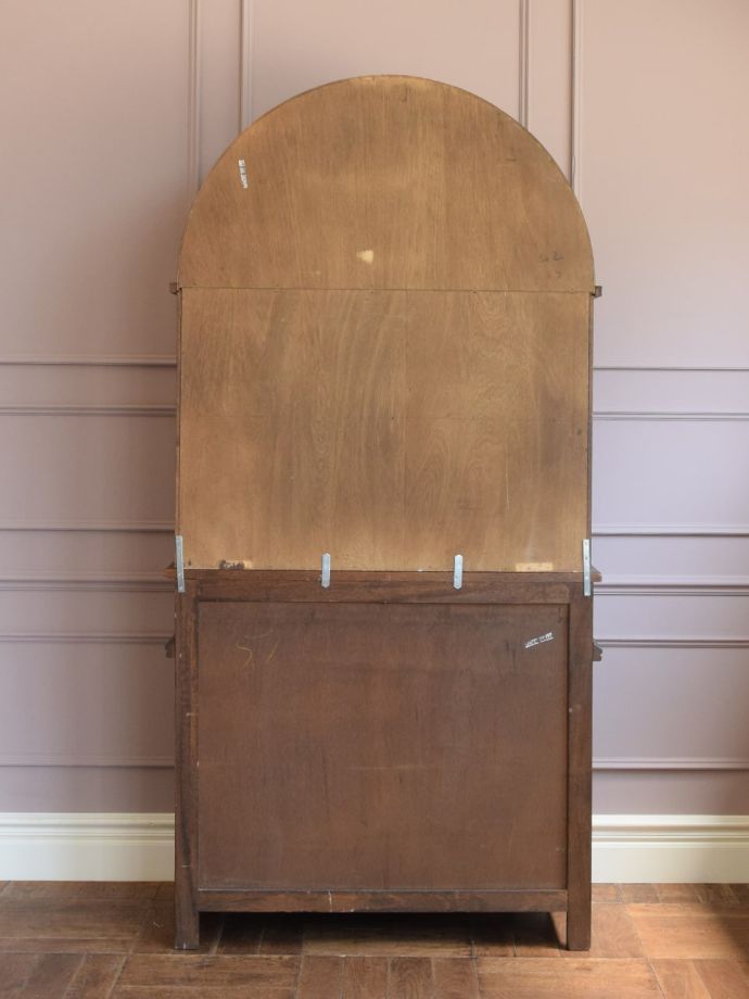 キャビネットの後ろ姿